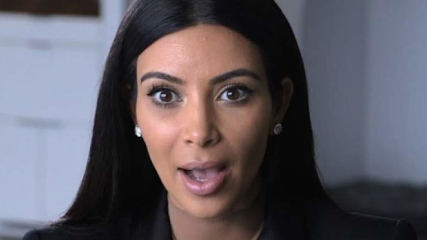 Escándalo por el look que usó Kim Kardashian para ver al Papa
