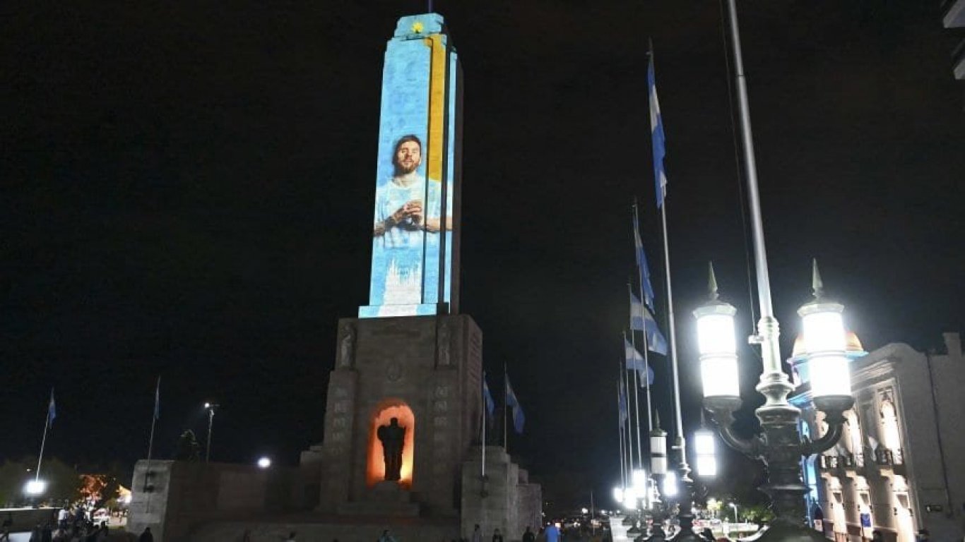 ¿Quiénes hicieron el video que se proyectó en el monumento?
