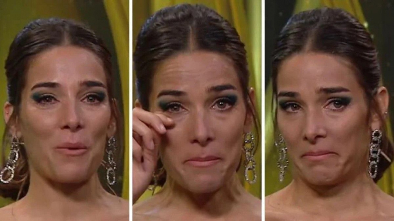 Por este motivo, Juana Viale debe abandonar el país y se instala en Francia
