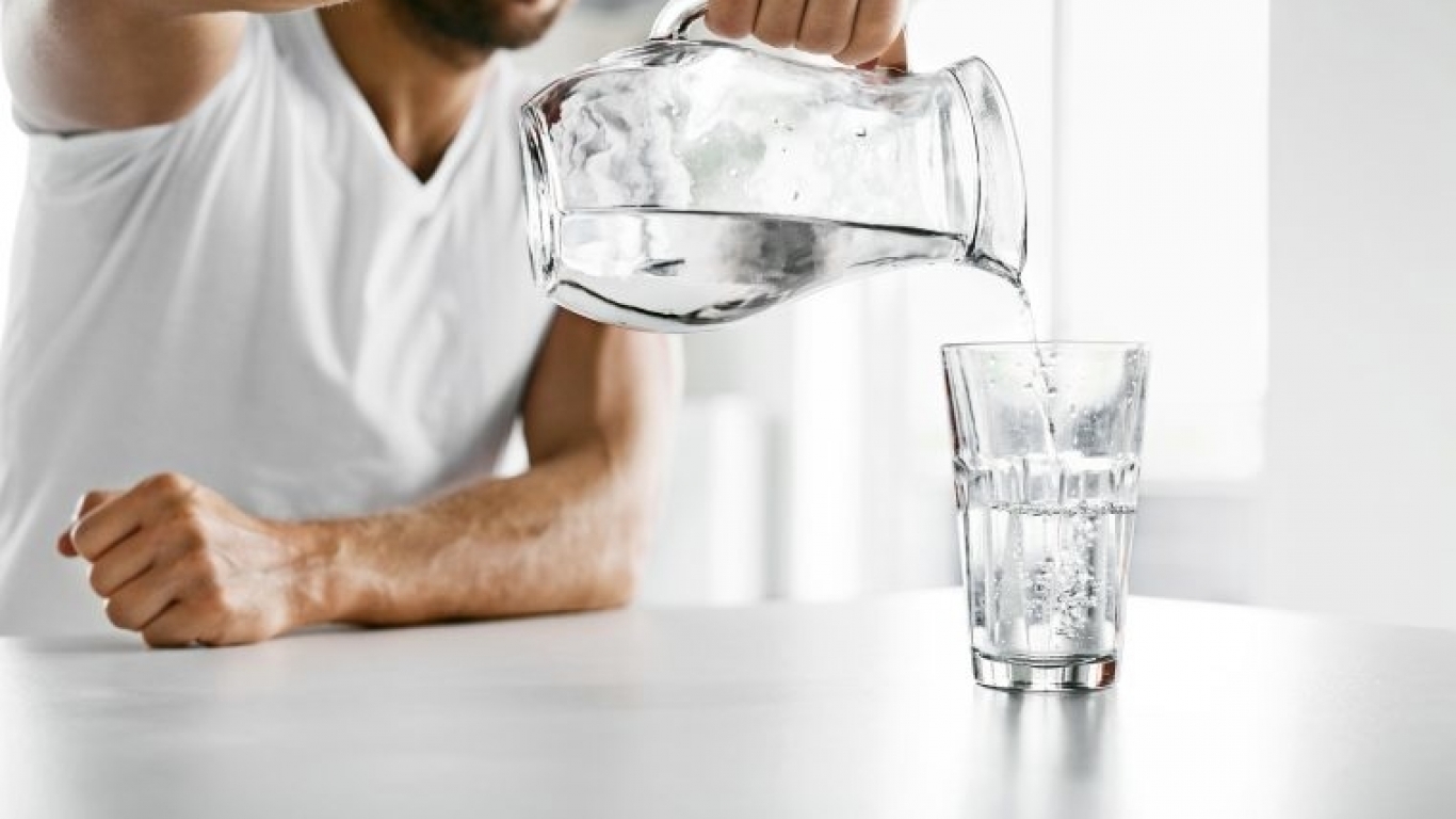La forma en que agarrás un vaso revela cuál es el aspecto que más se destaca de vos