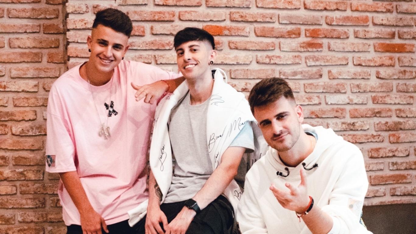 Adexe y Nau presentan "Escondido", su nuevo single con el argentino Robleis 