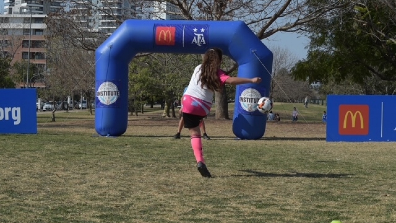 McDonald’s organizó clínicas de fútbol y talleres de conciencia ambiental para niños y niñas de Rosario