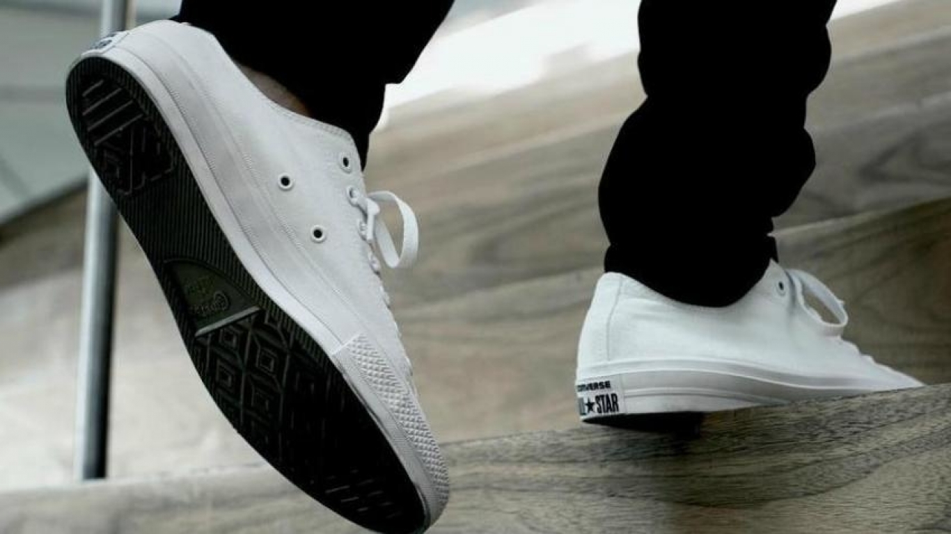 Una influencer explicó por qué las zapatillas de lona tienen agujeritos en los costados